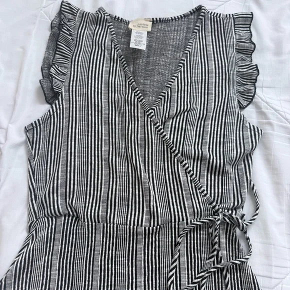 CAUTION TO THE WIND Dress with Ruffle Sleeves size Small - Picture 6 of 7